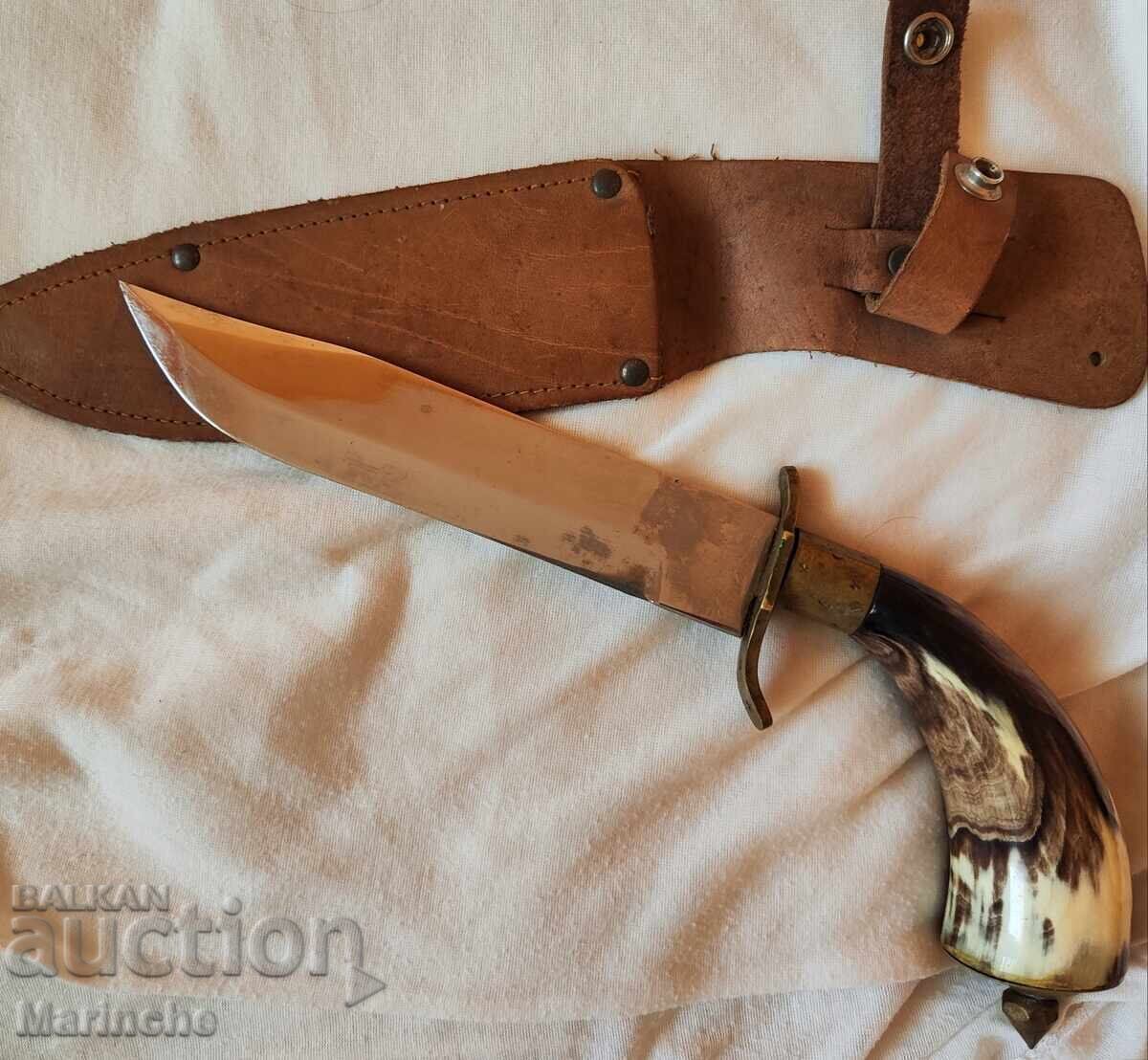 Cuțite de vânătoare cu lame masive și mânere din corn natural cu preț € 50.00 | 97.79 BGN Cuțite de vânătoare cu lame masive și mânere din corn natural cu preț € 50.00 | 97.79 BGN