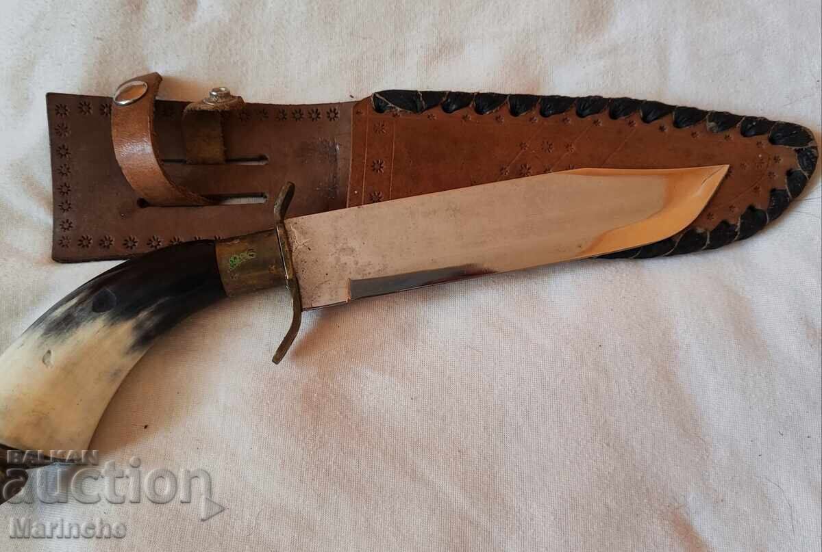 Licitație Cuțite de vânătoare cu lame masive și mânere din corn natural Licitație Cuțite de vânătoare cu lame masive și mânere din corn natural