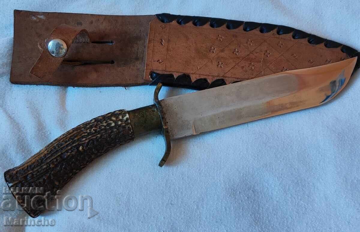 Livrarea Cuțite de vânătoare cu lame masive și mânere din corn natural Livrarea Cuțite de vânătoare cu lame masive și mânere din corn natural