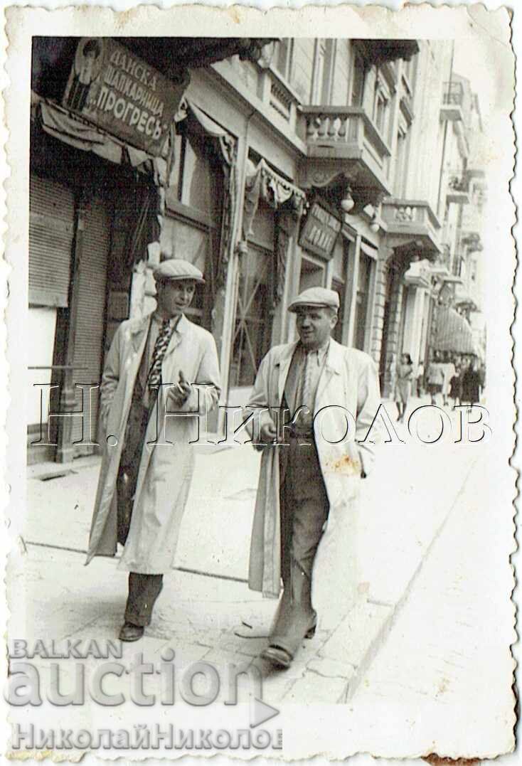 МАЛКА СТАРА СНИМКА ДВАМА ПУШАЧИ НА РАЗХОДКА Ж390