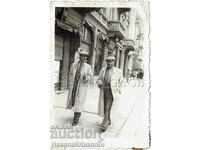 SMALL OLD PHOTO TWO SMOKERS ON A WALK J390