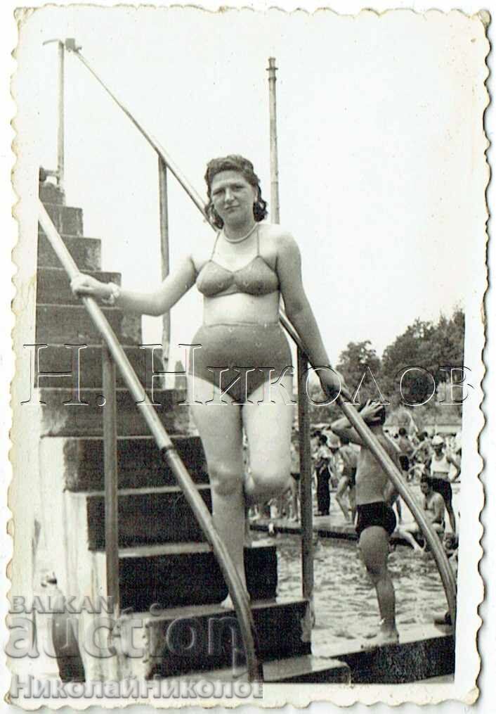 MICĂ POZĂ VECHE FEMEIE TÂNĂRĂ LÂNGĂ PISCINĂ J391