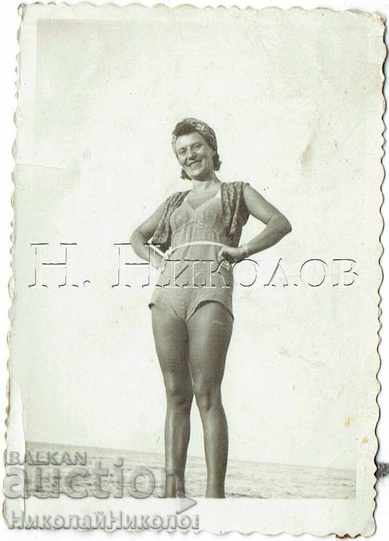 1943 МАЛКА СТАРА СНИМКА (БЕЗ ДЕЦА) НА МОРЕ Ж392