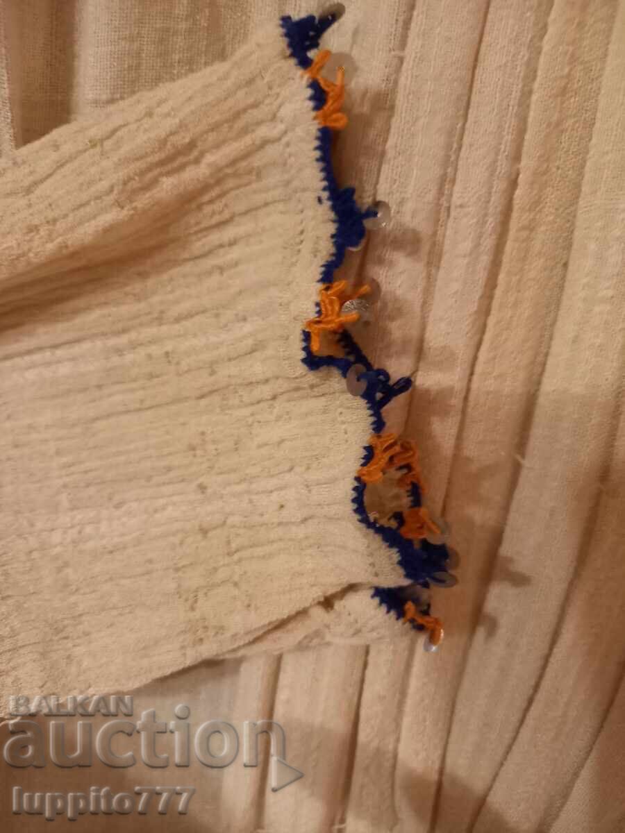 Livrarea Autentică cămașă de damă, costum tradițional din regiunea Severnyak, Bulgaria, începutul secolului XX