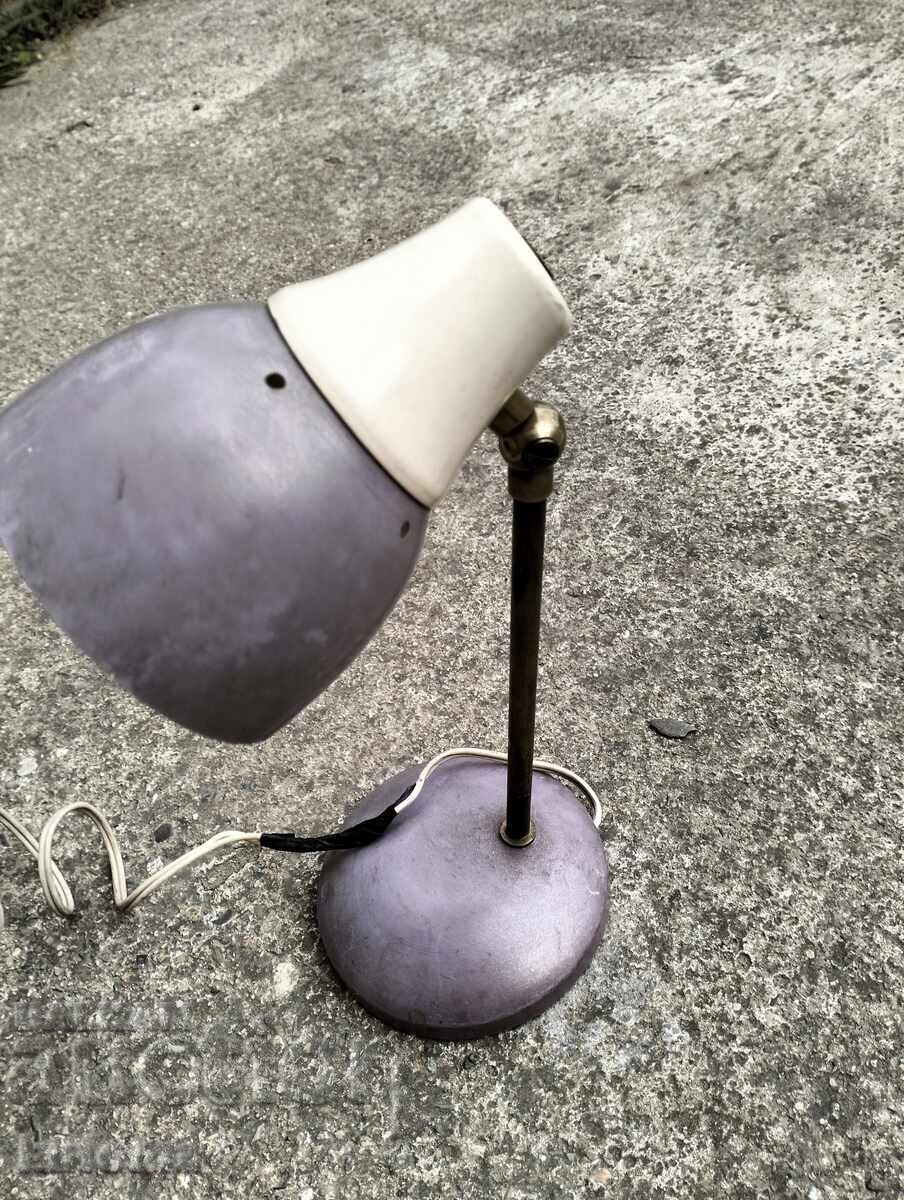 Παλιό επιτραπέζιο φωτιστικό με τιμή € 14.99 | 29.32 BGN Παλιό επιτραπέζιο φωτιστικό με τιμή € 14.99 | 29.32 BGN