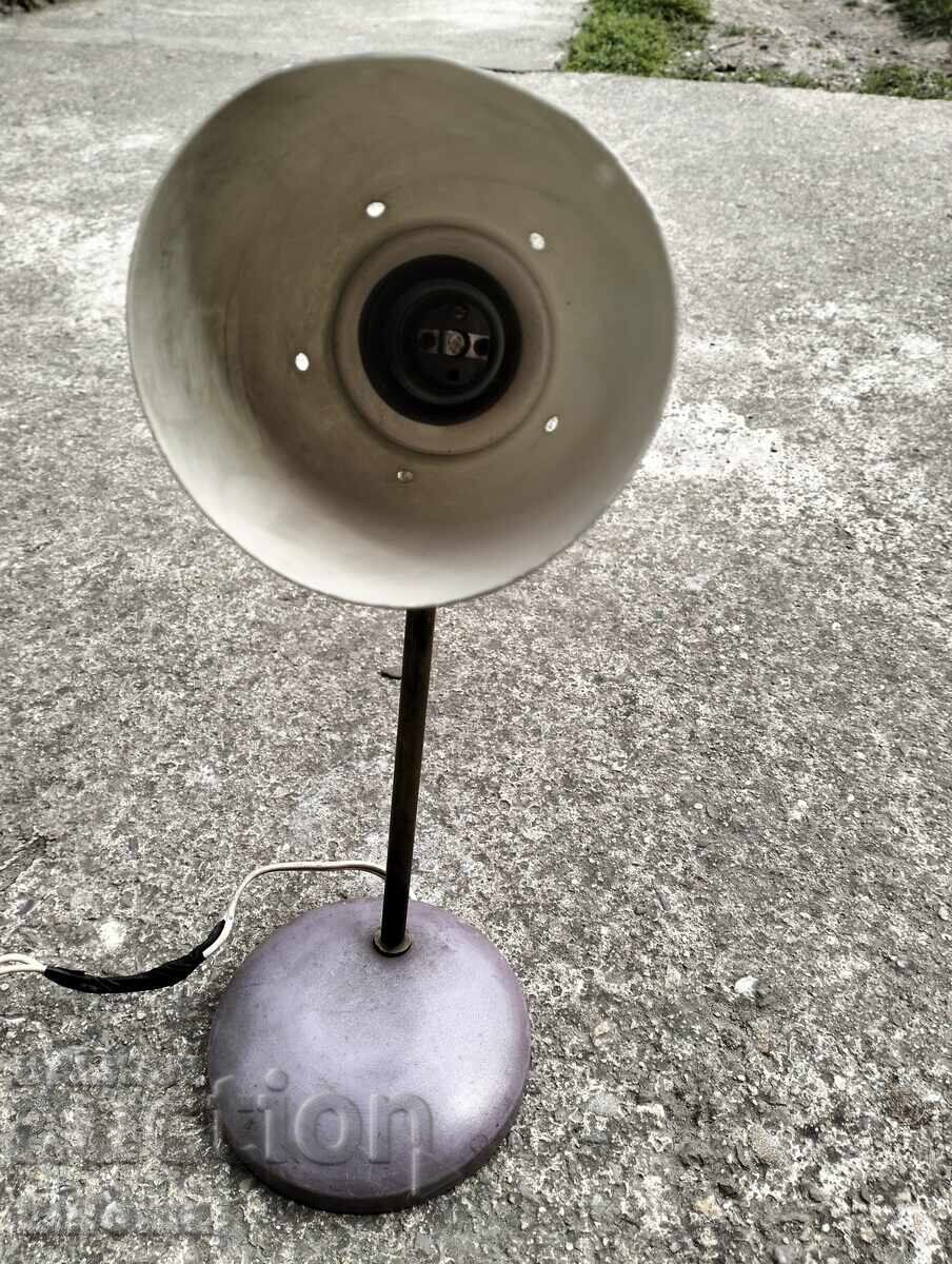 Παράδοση Παλιό επιτραπέζιο φωτιστικό Παράδοση Παλιό επιτραπέζιο φωτιστικό