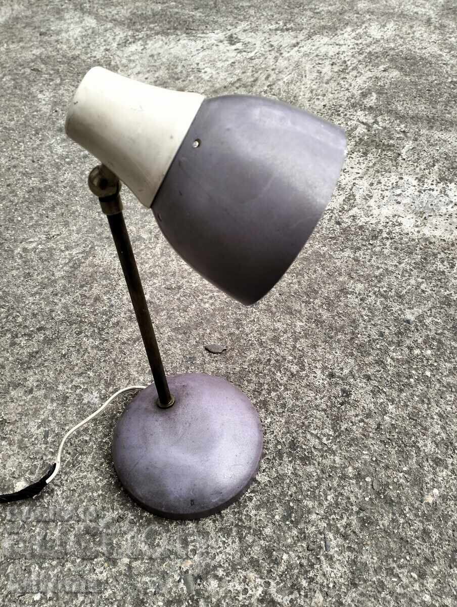 Παλιό επιτραπέζιο φωτιστικό Παλιό επιτραπέζιο φωτιστικό