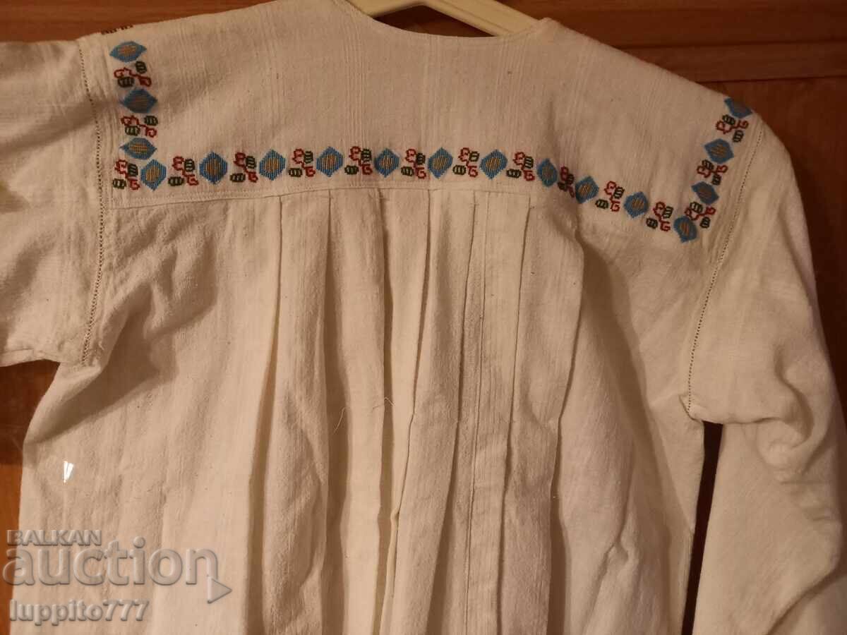 Tradițională cămașă scurtă de damă, costum tradițional din regiunea de nord, începutul secolului XX cu preț € 135.00 | 264.04 BGN