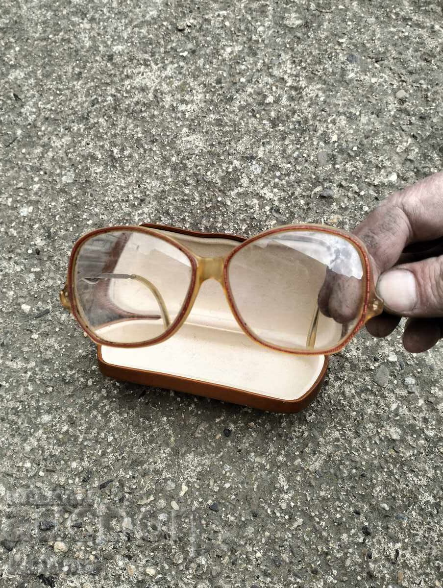 Ochelari vechi cu rame placate cu argint