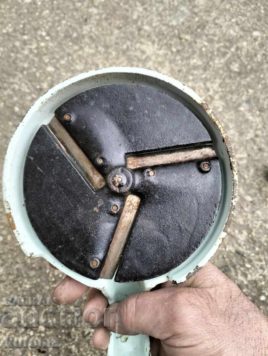 Licitație Veche mașină de tăiat legume