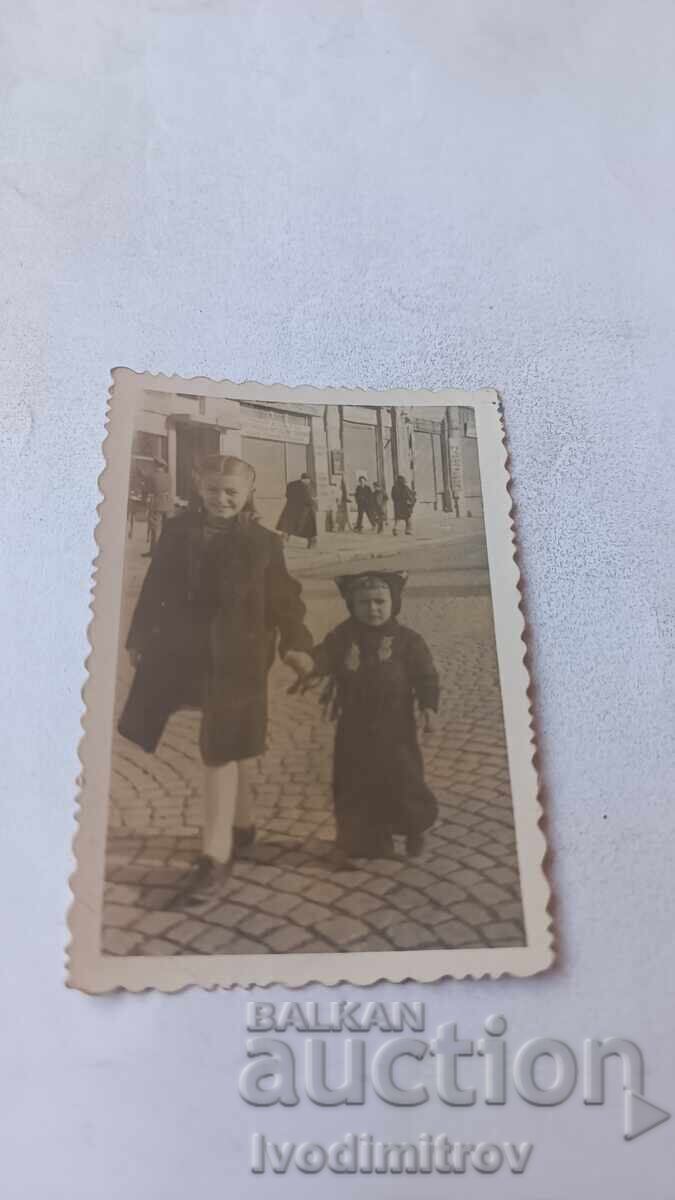 Fotografie Plevna Două fetițe la plimbare 1946