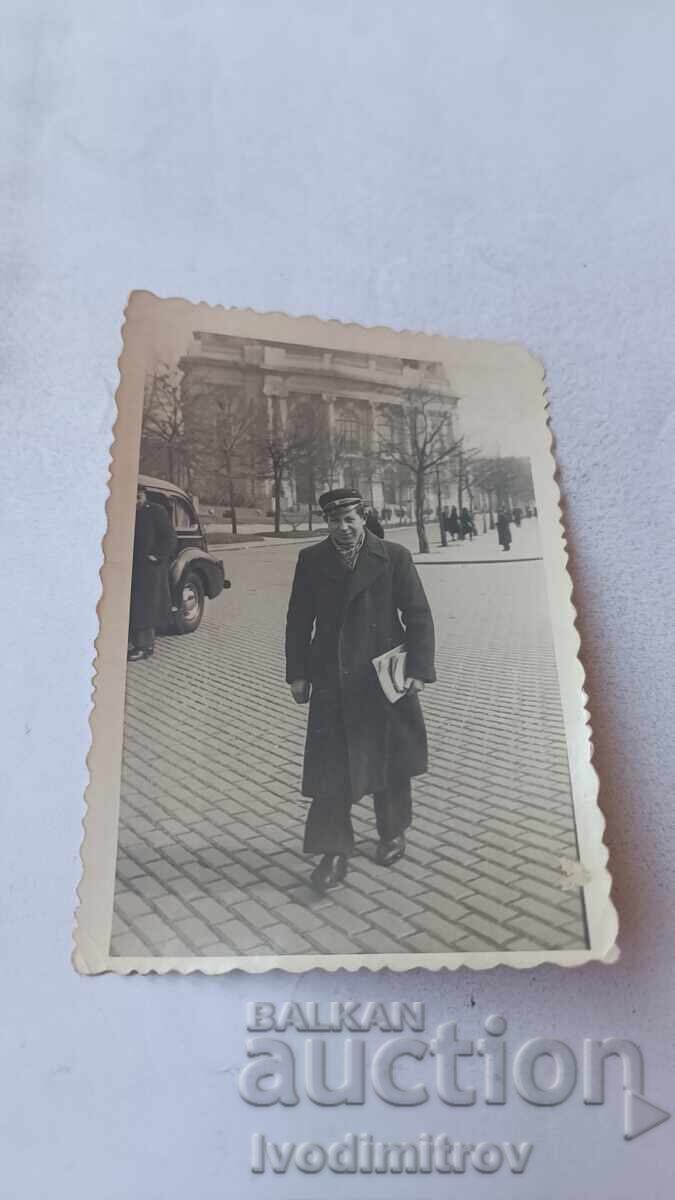 Fotografie Sofia Tânăr pe Bulevardul Țarul eliberator Fotografie Sofia Tânăr pe Bulevardul Țarul eliberator