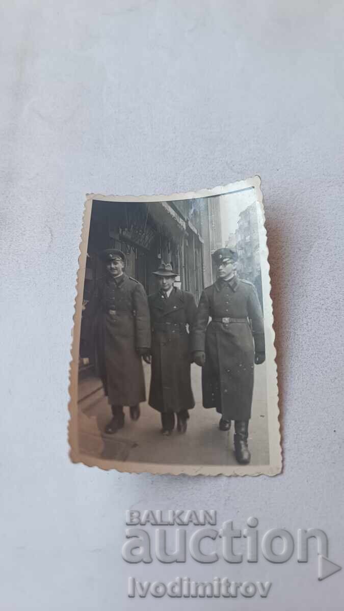 Fotografie Sofia Bărbat și doi soldați la plimbare Fotografie Sofia Bărbat și doi soldați la plimbare