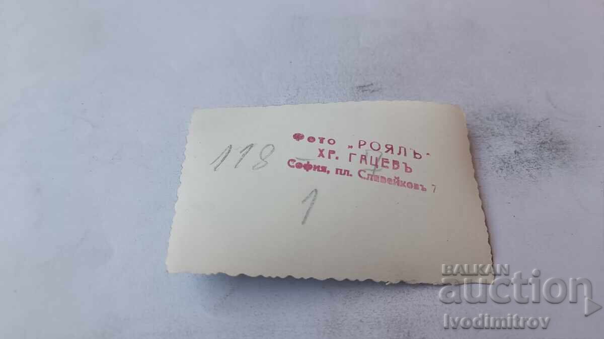 Poză Sofia Bărbat femeie și două fete pe piața Slaveikov cu preț € 1.17 | 2.29 BGN