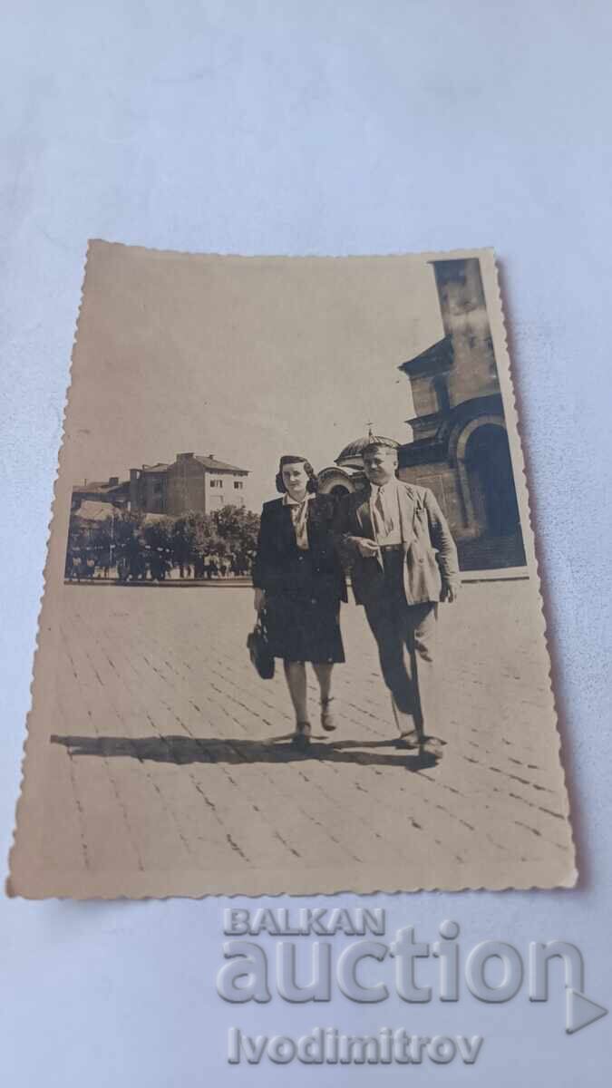 Snimka Sofiya Mŭzh i zhena pred tsŭrkvata Aleksandŭr Nevski