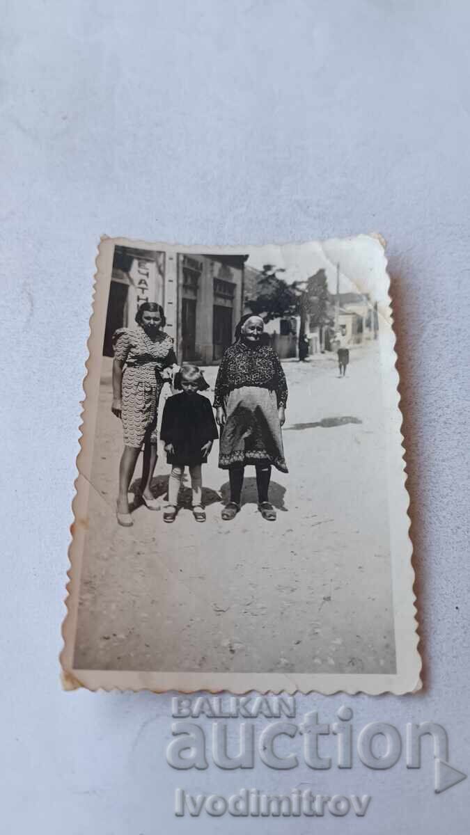 Fotografie Mihailovgrad Două femei și o fetiță pe stradă 1942