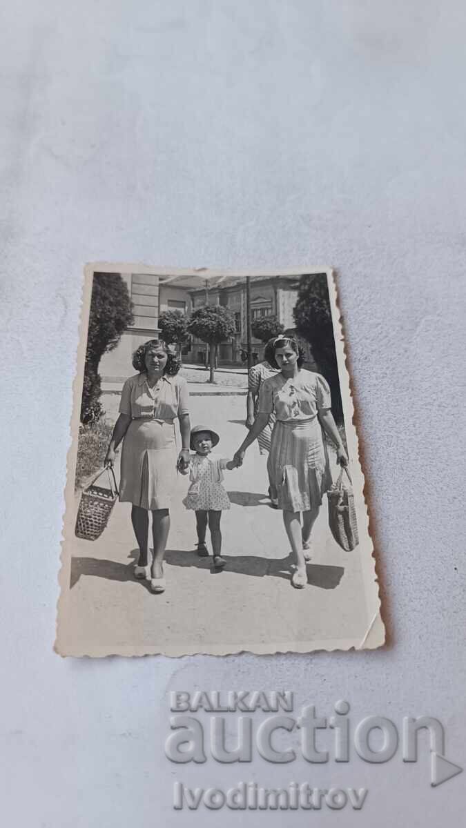 Poză Pazardzhik Două femei și o fetiță pe stradă 1944