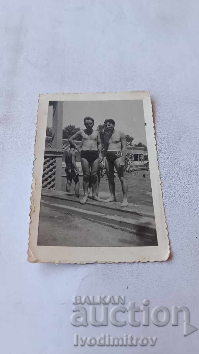 Fotografie Doi bărbați tineri la piscină