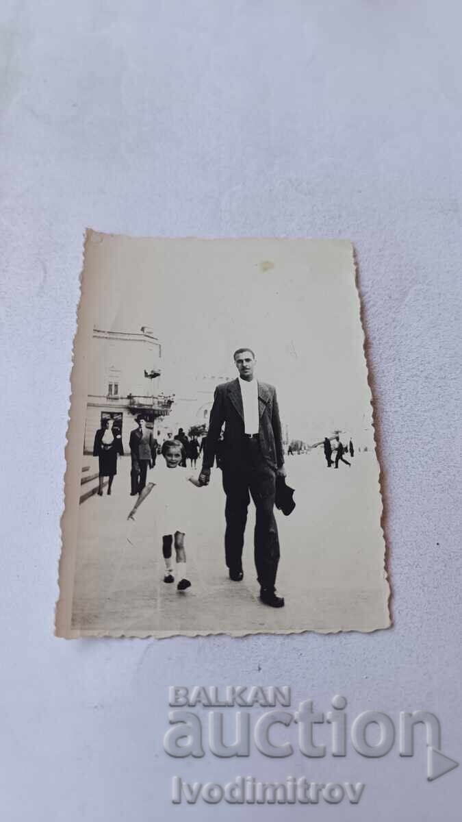 Fotografie Sofia Bărbat și fetiță în fața Palatului de Justiție Fotografie Sofia Bărbat și fetiță în fața Palatului de Justiție