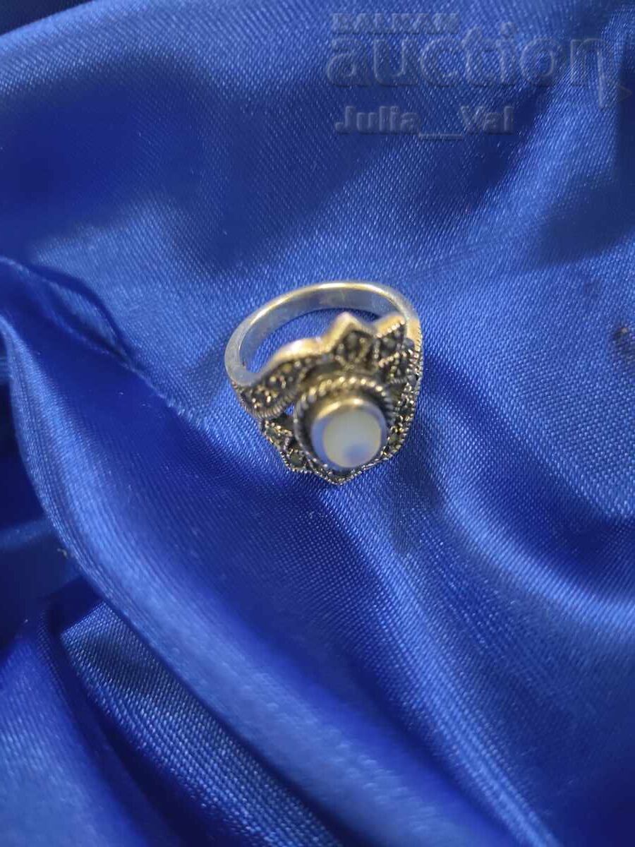 Licitație Inel mare argintiu vintage cu sidef BZC de la 0.01 cenți