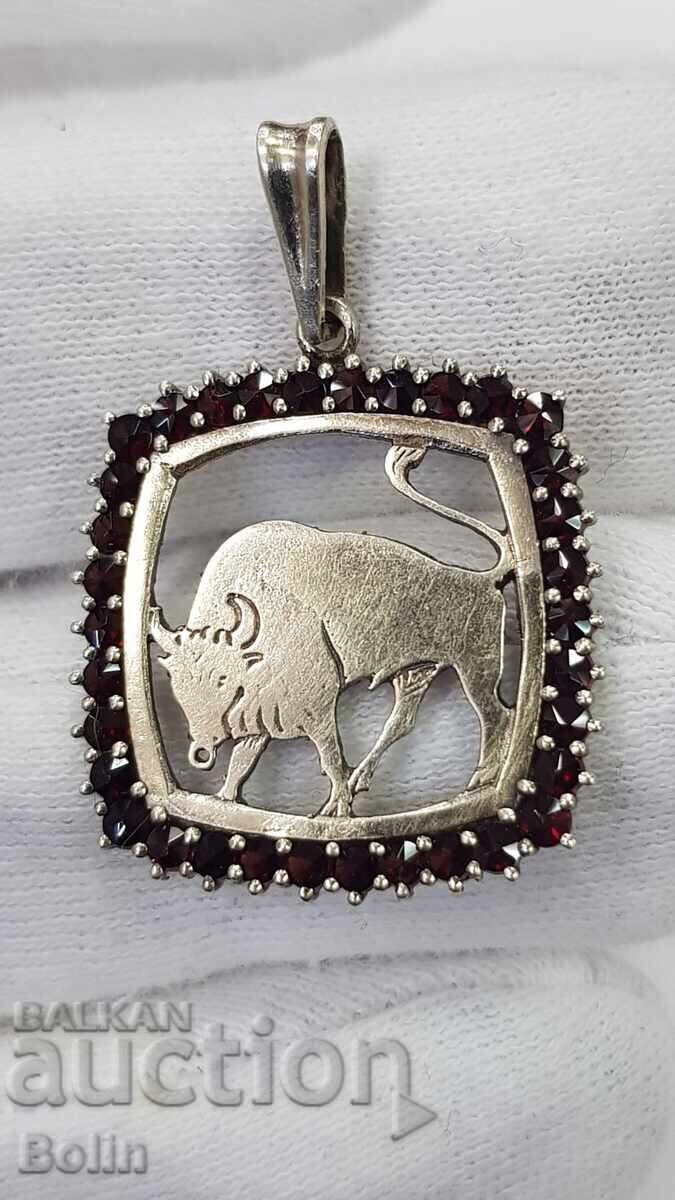 Pandantiv argintiu, placat cu aur, cu granate, zodie Taur