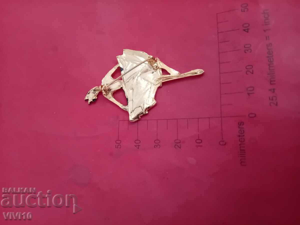 Broșă email antică, balerină cu preț € 15.00 | 29.34 BGN