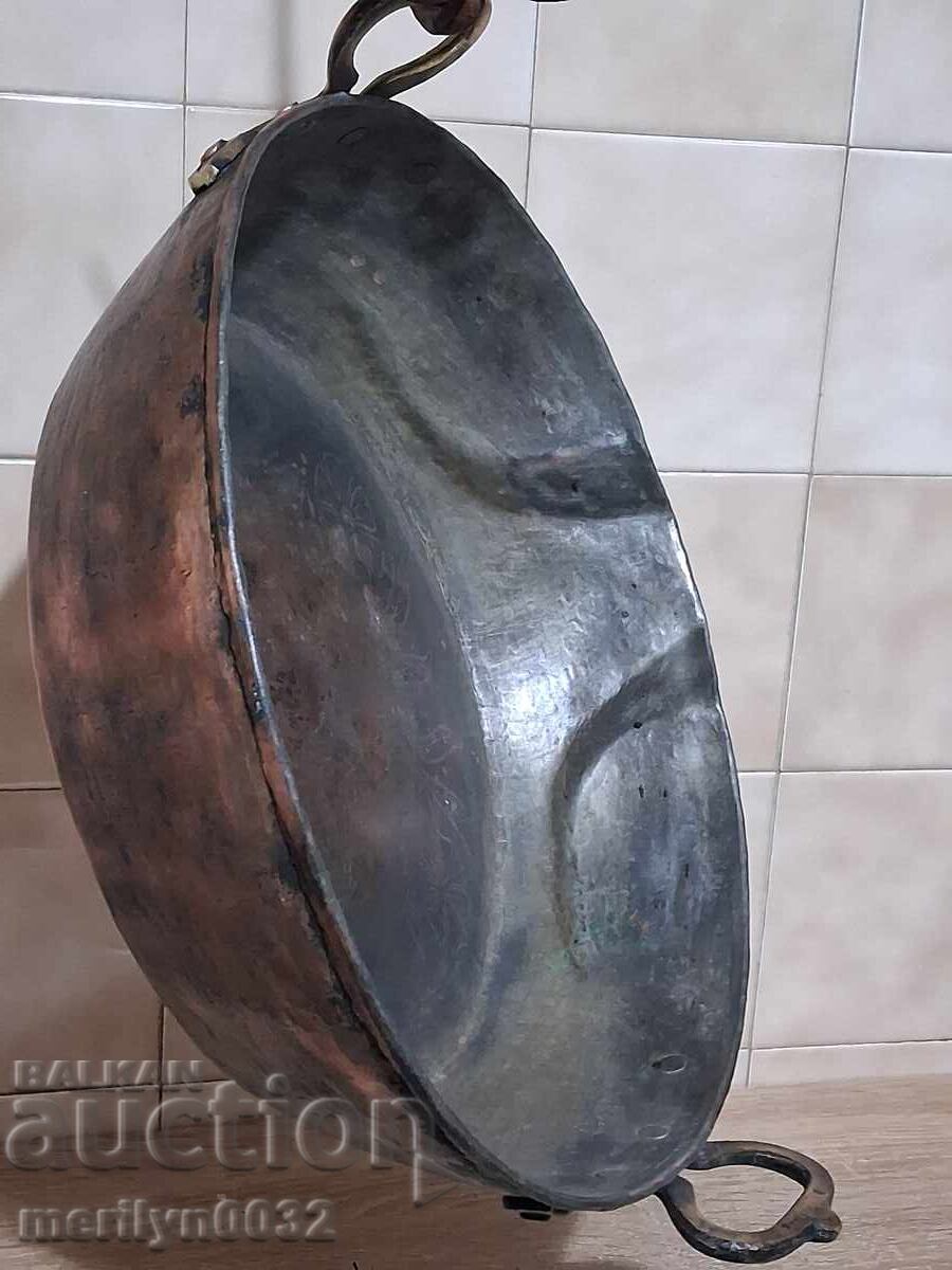 Mіdniĭ posud dlya lyutenitsы madzhun z gravyurami, mіdniĭ posud