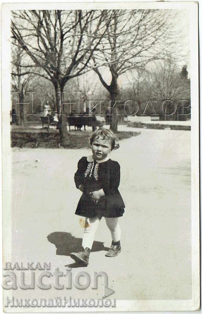 VECHE FOTOGRAFIE MICUȚĂ FATĂ LA PLIMBARE J404 VECHE FOTOGRAFIE MICUȚĂ FATĂ LA PLIMBARE J404