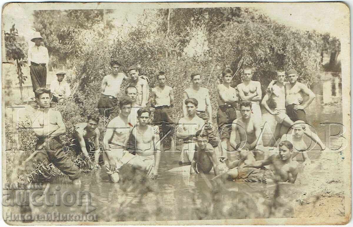 VECHE FOTOGRAFIE GRUP DE BĂRBAȚI SE BAZEAZĂ ÎN RÂU J406 VECHE FOTOGRAFIE GRUP DE BĂRBAȚI SE BAZEAZĂ ÎN RÂU J406