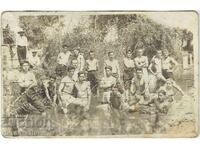 СТАРА СНИМКА МЪЖКА КОМПАНИЯ СЕ КЪПЕ В РЕКАТА Ж406