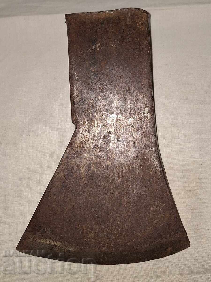 Ένα παλιό τσεκούρι με τιμή € 15.00 | 29.34 BGN