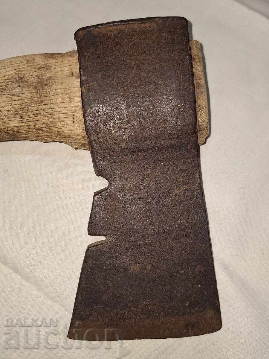 Ένα παλιό τσεκούρι με τιμή € 40.00 | 78.23 BGN