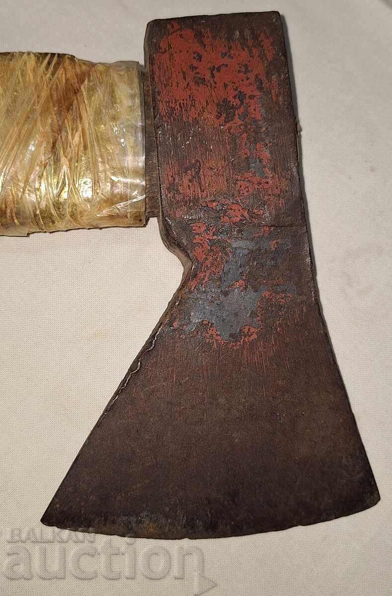 Ένα παλιό τσεκούρι με τιμή € 20.00 | 39.12 BGN