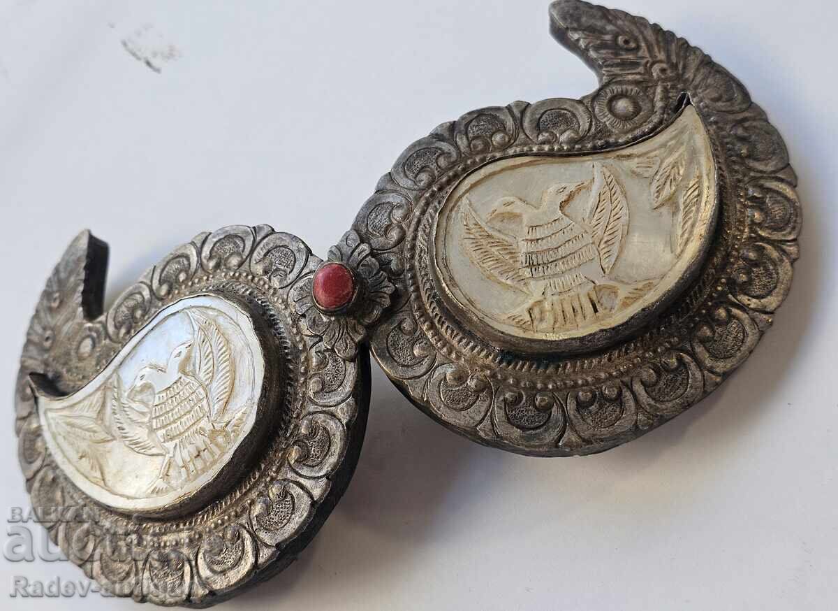 Bulgarian Revival silver buckle mother-of-pearl cu preț € 233.00 | 455.71 BGN Bulgarian Revival silver buckle mother-of-pearl cu preț € 233.00 | 455.71 BGN