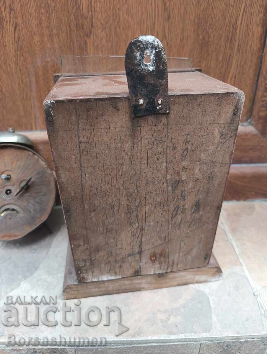 Δημοπρασία Αρχαίο ρολόι σε ξύλινη βάση