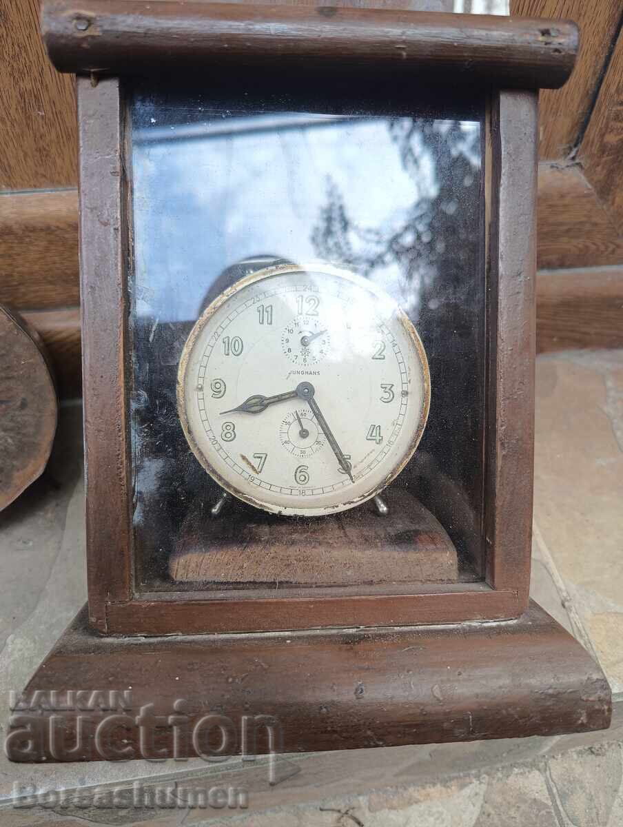 Αρχαίο ρολόι σε ξύλινη βάση