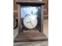 Ceas deșteptător vechi în suport de lemn