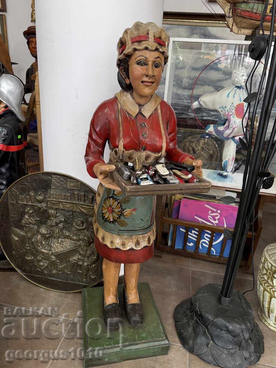 Golyama dŭrvena figura na servit’orka-posreshtach №7976 Golyama dŭrvena figura na servit’orka-posreshtach №7976