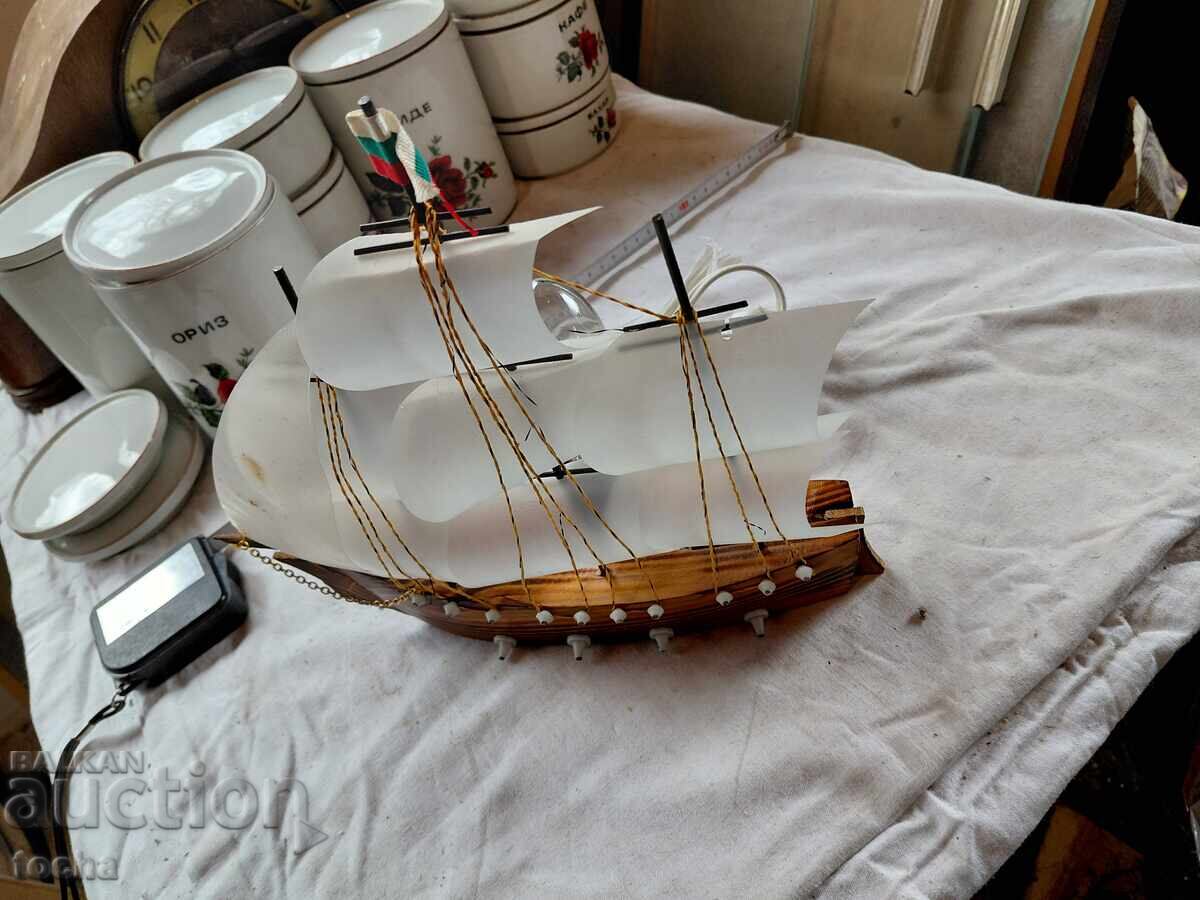 Lampă veche de navă, conservată, funcțională cu preț € 0.01 | 0.02 BGN