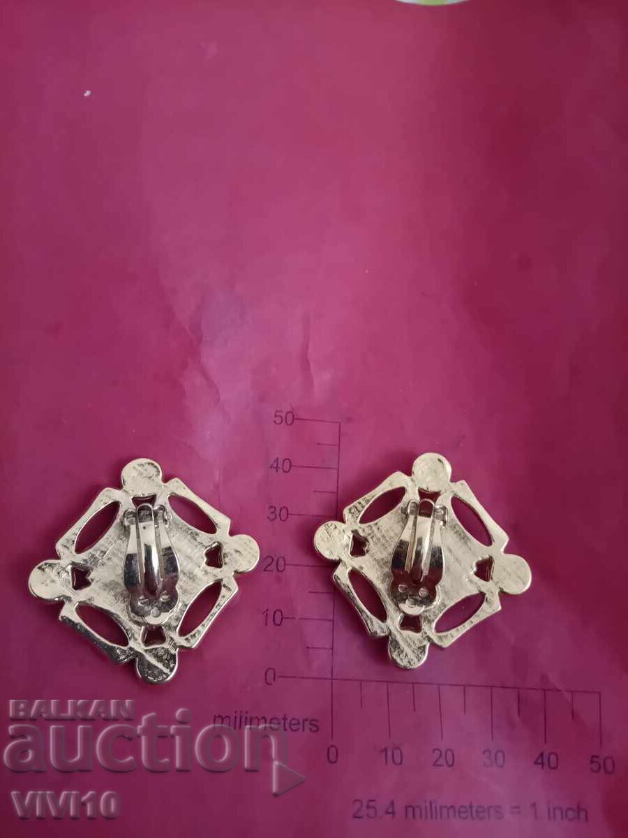 Cercei vechi, metal, clips cu preț € 10.00 | 19.56 BGN Cercei vechi, metal, clips cu preț € 10.00 | 19.56 BGN