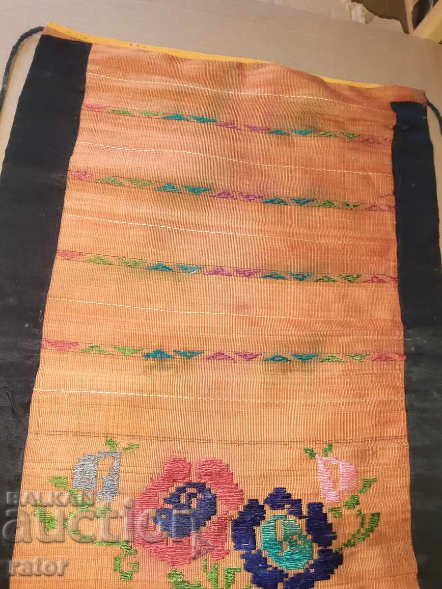 Livrarea Șorț țesut autentic, costum