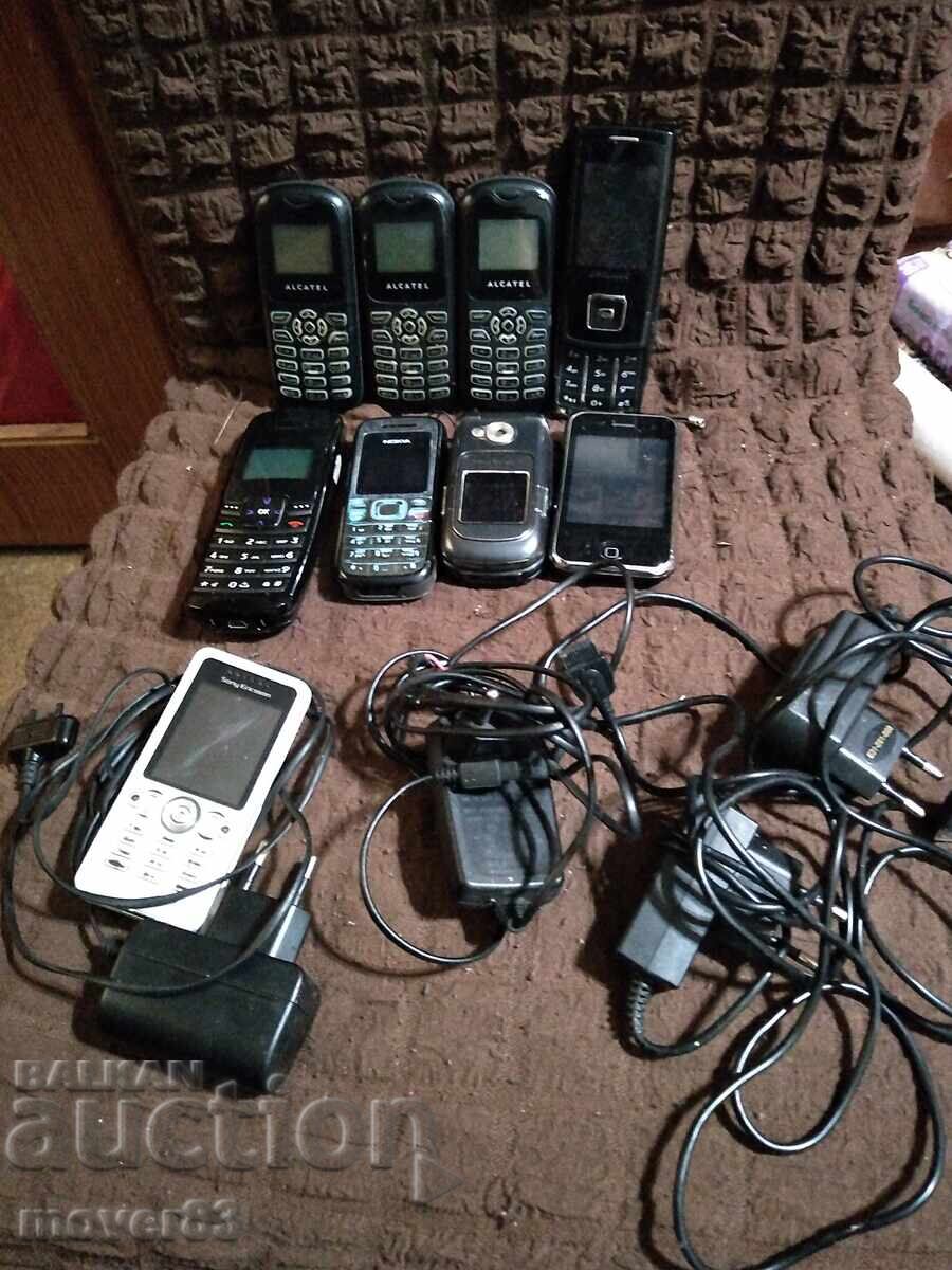 Telefoane mobile vechi și încărcătoare. Lot