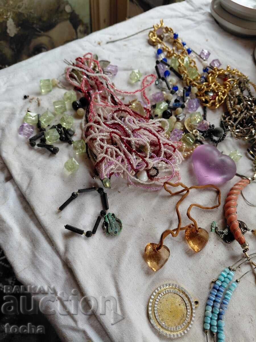 Livrarea Bijuterii vechi, întregi și piese, lot opt