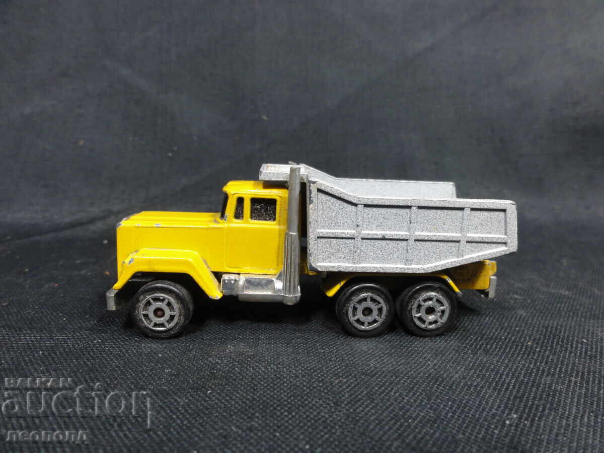 VECHI RETRO CAMIONETĂ MACK DUMP TRUCK MAJORETTE FRANȚA cu preț € 5.11 | 9.99 BGN