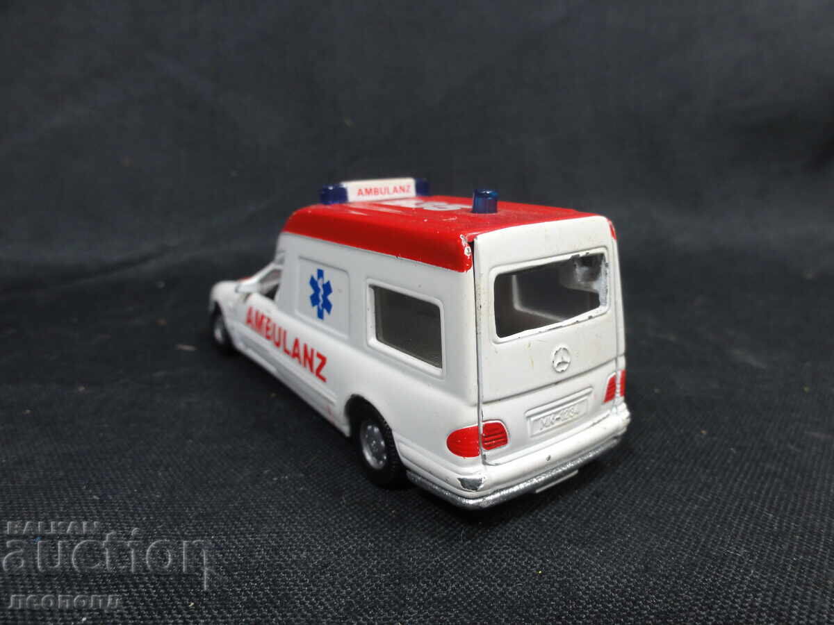 Licitație VECHI RETRO METALIC CAMIONETĂ SIKU MERCEDES BINZ AMBULANȚĂ