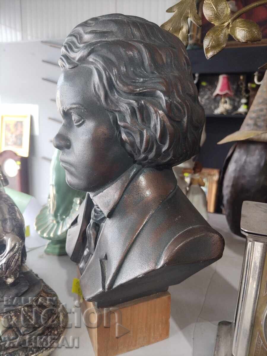 Licitație Bust mare de beton