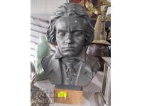 Bust mare de beton