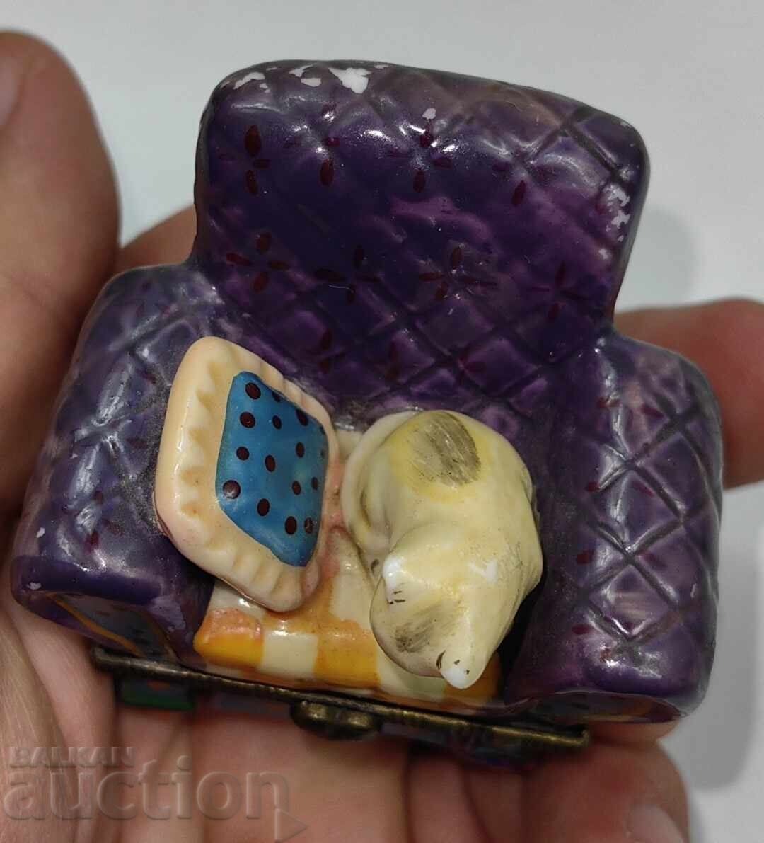 Livrarea FIGURINĂ VECHE DIN PORȚELAN CUTIE MINIATURALĂ CUTIUȚĂ PISICUȚĂ PISICĂ