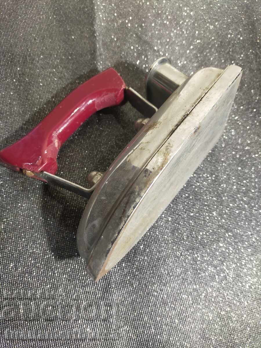 Licitație Fier de călcat decorativ mic Licitație Fier de călcat decorativ mic