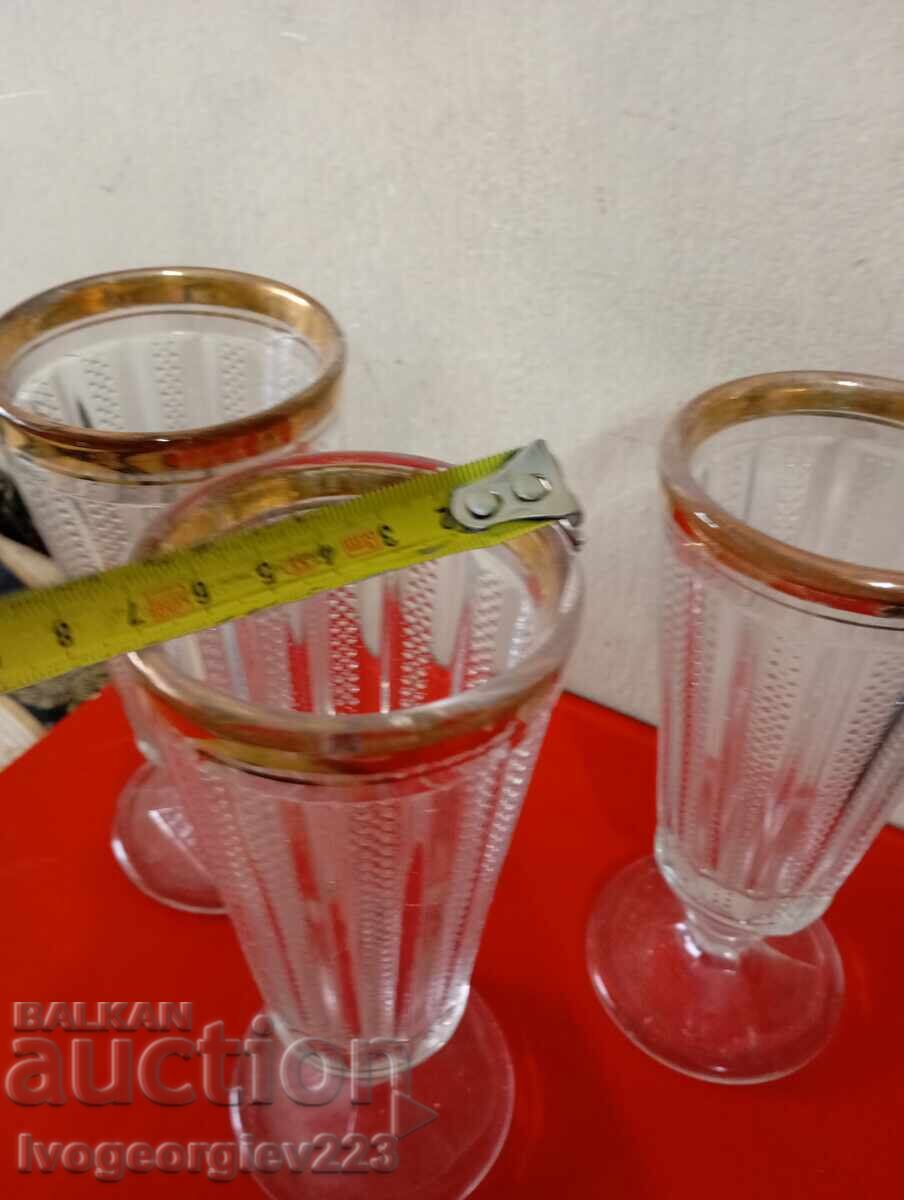 Licitație Set de trei pahare de cristal Licitație Set de trei pahare de cristal